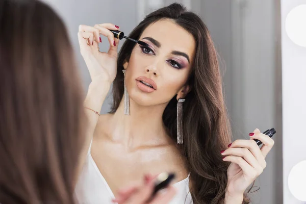Beautiful Young Woman Applying Mascara Front Mirror Focus Reflection Mirror — Stock Photo, Image