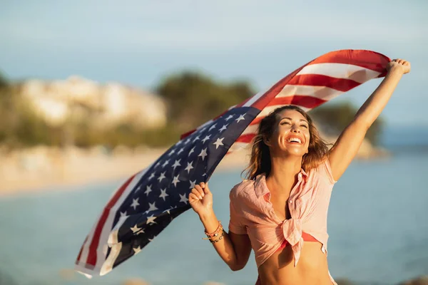Attraente Giovane Donna Felice Con Bandiera Nazionale Americana Divertirsi Sulla — Foto Stock