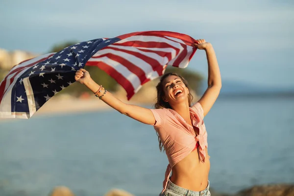 Attraktive Junge Frau Mit Amerikanischer Nationalflagge Die Spaß Hat Und — Stockfoto
