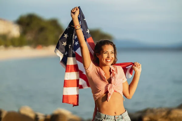 Attraente Giovane Donna Con Bandiera Nazionale Americana Godendo Una Giornata — Foto Stock