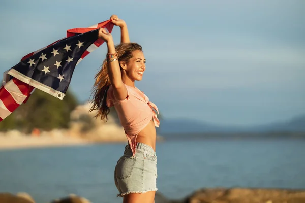 Lächelnde Junge Frau Mit Amerikanischer Nationalflagge Genießt Einen Erholsamen Tag — Stockfoto