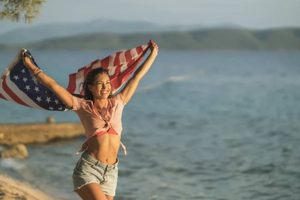 Attraktive Junge Lächelnde Frau Mit Amerikanischer Nationalflagge Die Spaß Hat — Stockfoto