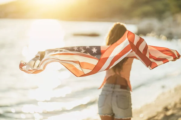 Rückansicht Einer Frau Mit Nationalflagge Die Strand Spaß Und Entspannung — Stockfoto