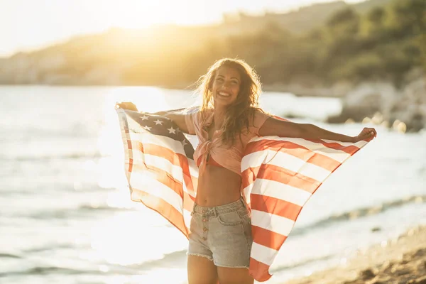 Attraente Giovane Donna Sorridente Con Bandiera Nazionale Americana Godendo Una — Foto Stock