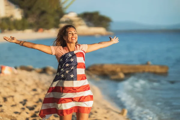 Giovane Donna Felice Con Bandiera Nazionale Degli Stati Uniti Trascorrere — Foto Stock