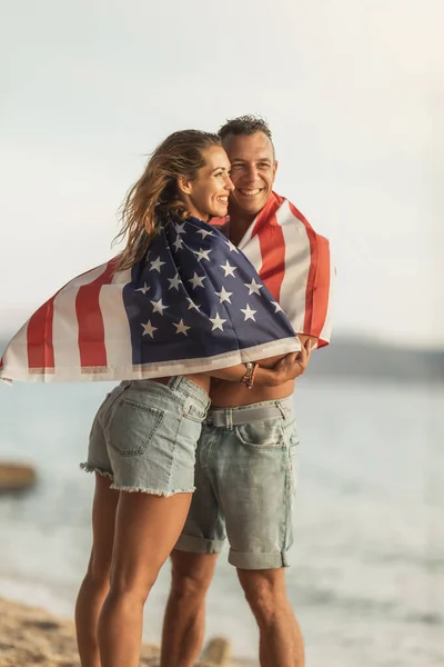 Ein Liebespaar Mit Nationalflagge Genießt Einen Entspannten Tag Strand — Stockfoto