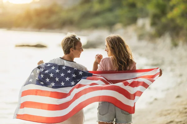 Vista Posteriore Due Amiche Felici Con Bandiera Nazionale Americana Che — Foto Stock