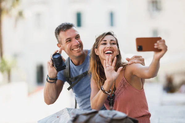 Vrolijk Paar Maken Selfie Met Smartphone Plezier Hebben Terwijl Geniet — Stockfoto