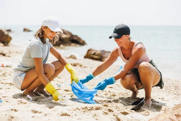 Moeder Dochter Vrijwilligers Schoonmaken Van Zee Strand Door Het Verzamelen — Stockfoto