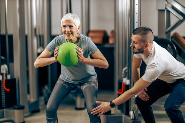 Senior Woman Doing Training Personal Trainer Gym — Fotografie, imagine de stoc