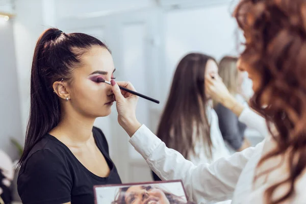 姑娘们在上化妆大师班 他们正在对模特进行化妆方面的培训 — 图库照片