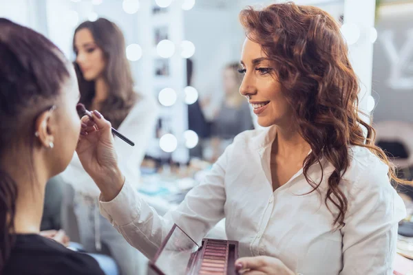 Beautiful Makeup Artist Who Ready Apply Eyeshadow Model — Stock Photo, Image