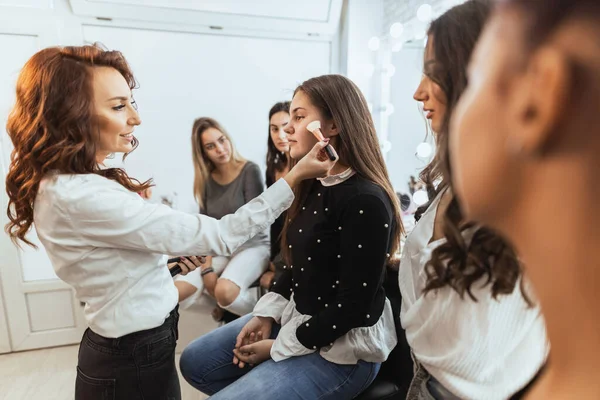Las Chicas Asisten Clase Magistral Maquillaje Educador Les Está Mostrando — Foto de Stock