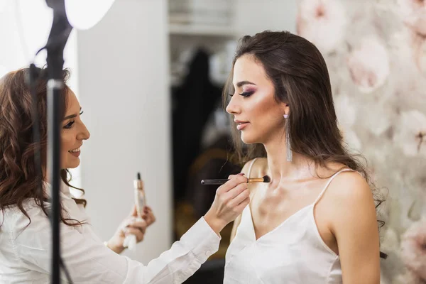 Beautiful Makeup Artist Who Ready Apply Skin Tone Model — Stock Photo, Image
