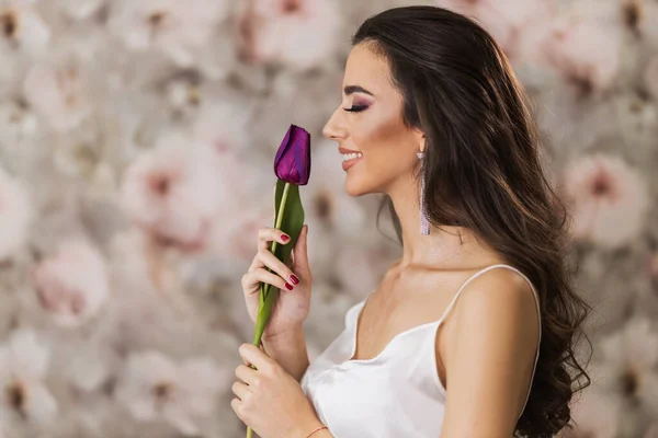 Hermosa Joven Sonriente Que Sostiene Tulipán Púrpura Representa Bonito Maquillaje — Foto de Stock