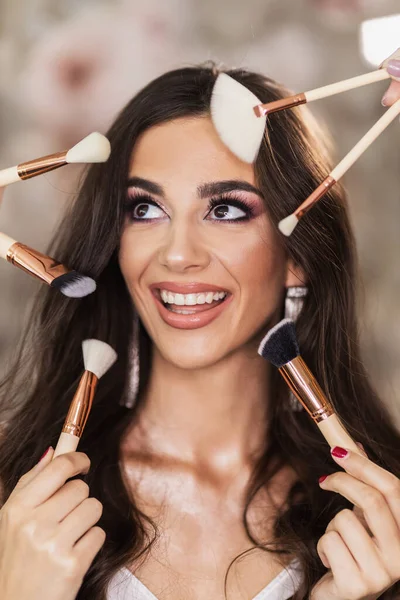Portrait Beautiful Young Woman Surrounded Makeup Brushes Who Presenting Nice — Stock Photo, Image