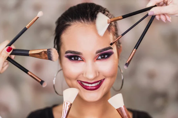 Portrait Cute Young Woman Surrounded Makeup Brushes Who Presenting Nice — Stock Photo, Image