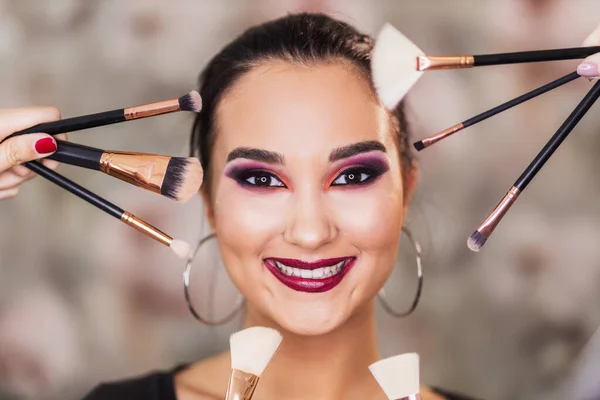Portrait Beautiful Young Woman Surrounded Makeup Brushes Who Presenting Nice — Stock Photo, Image