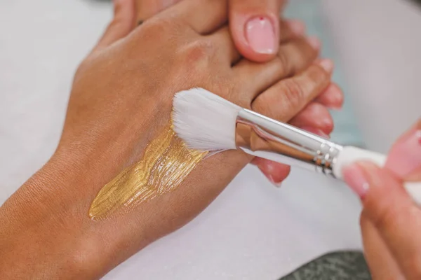 Imagem Recortada Mão Uma Mulher Recebendo Tratamento Spa Manicure Luxo — Fotografia de Stock