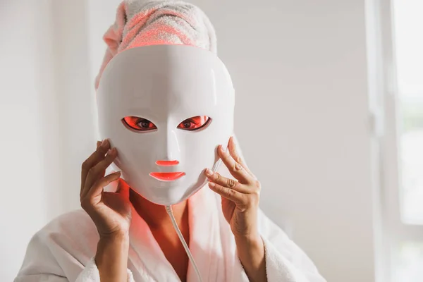 Hermosa Mujer Joven Recibiendo Tratamiento Máscara Terapia Luz Led Para —  Fotos de Stock