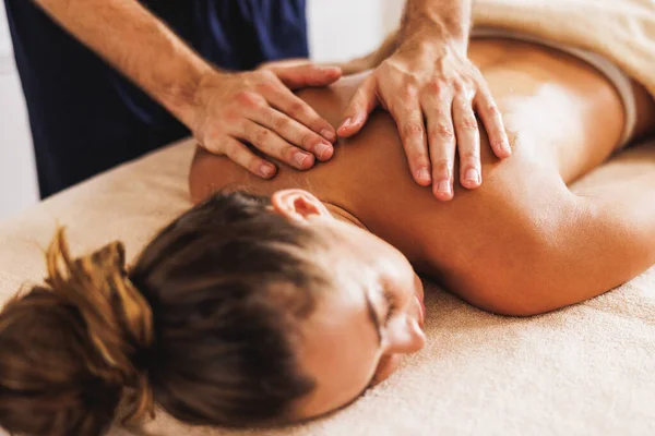 Close Uma Mulher Desfrutando Uma Massagem Relaxante Salão Beleza — Fotografia de Stock