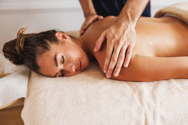 Una Bella Giovane Donna Gode Durante Massaggio Rilassante Presso Salone — Foto Stock