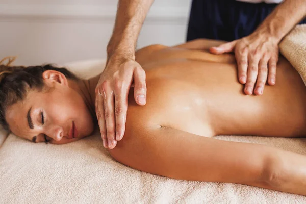 Una Donna Che Riceve Massaggio Rilassante Alla Schiena Professionista Del — Foto Stock