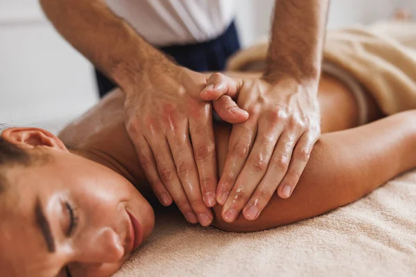 Primo Piano Una Donna Che Riceve Massaggio Alla Schiena Rilassante — Foto Stock