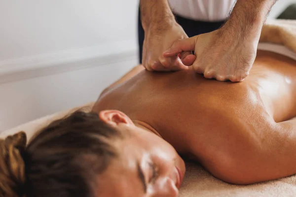 Close Uma Mulher Desfrutando Relaxante Massagem Nas Costas Centro Spa — Fotografia de Stock