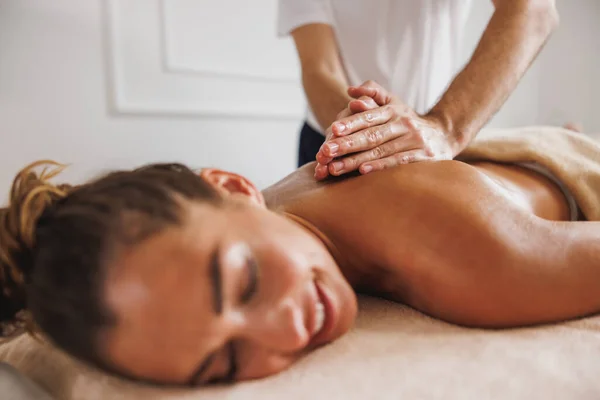Una Giovane Donna Gode Massaggio Alla Schiena Professionista Presso Salone — Foto Stock
