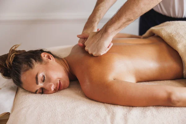 Bella Giovane Donna Godendo Durante Massaggio Alla Schiena Relax Presso — Foto Stock