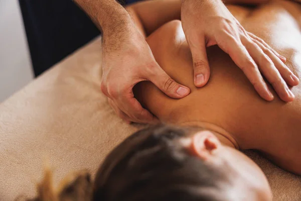 Close Uma Mulher Desfrutando Durante Uma Massagem Relaxante Nas Costas — Fotografia de Stock