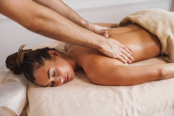 Bella Giovane Donna Godendo Massaggio Alla Schiena Professionista Presso Salone — Foto Stock