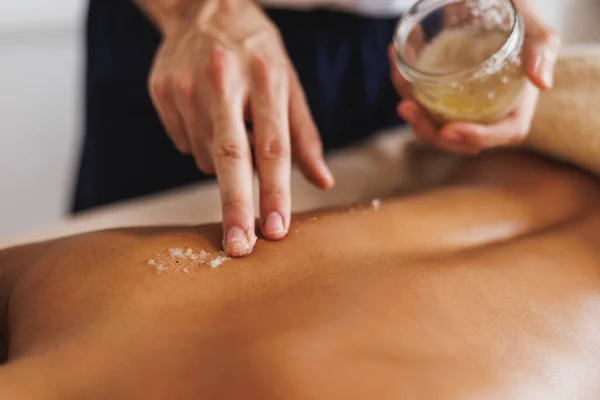 Nahaufnahme Einer Frau Die Schönheitssalon Eine Peeling Massage Mit Salzschrubben — Stockfoto