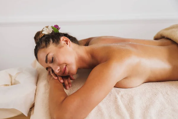 Shot Beautiful Young Woman Enjoying Relax Massage Beauty Salon — Stock Photo, Image