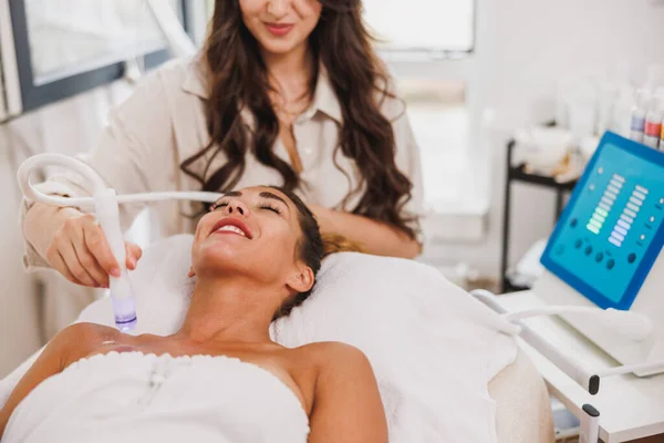 Vacker Ung Kvinna Njuter Hydrafacial Behandling Skönhetssalongen — Stockfoto
