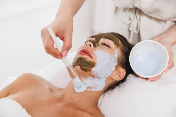 Beautiful Young Woman Getting Moisturizing Mask Treatment Spa — Stock Photo, Image