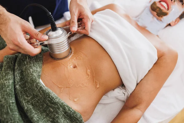 Nerozpoznatelná Žena Podstupující Ultrazvukovou Kavitační Léčbu Snížení Tuku Břiše Salonu — Stock fotografie