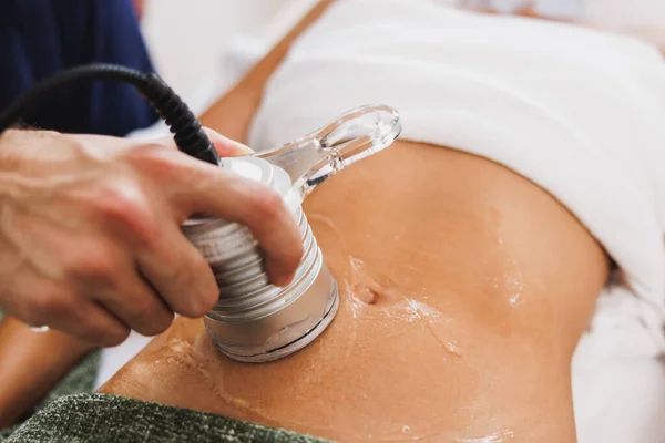 Nerozpoznatelná Žena Podstupující Ultrazvukovou Kavitační Léčbu Snížení Tuku Břiše Salonu — Stock fotografie