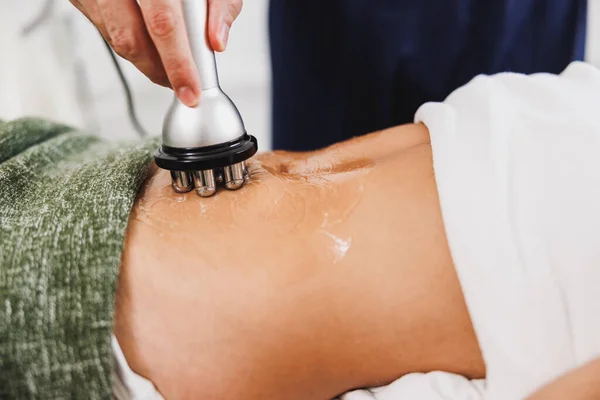 在美容院拍到一名无法辨认的妇女在腹部接受射频提升治疗的特写镜头 — 图库照片