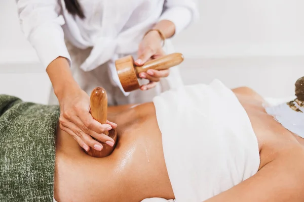 Oigenkännlig Kvinna Får Celluliter Maderoterapi Massage Med Trä Kopp Skönhetssalongen — Stockfoto