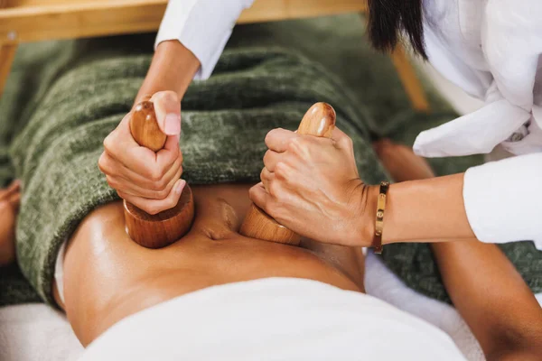 Eine Unkenntliche Frau Bekommt Schönheitssalon Eine Cellulite Maderotherapie Massage Mit — Stockfoto