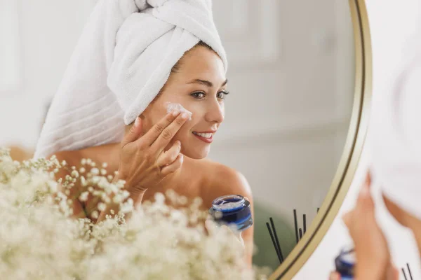 Wanita Muda Cantik Depan Cermin Menerapkan Pelembab Wajahnya Salon Kecantikan — Stok Foto