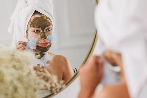 Piękna Młoda Kobieta Przed Lustrem Zdejmująca Maskę Twarzy Salonie Spa — Zdjęcie stockowe