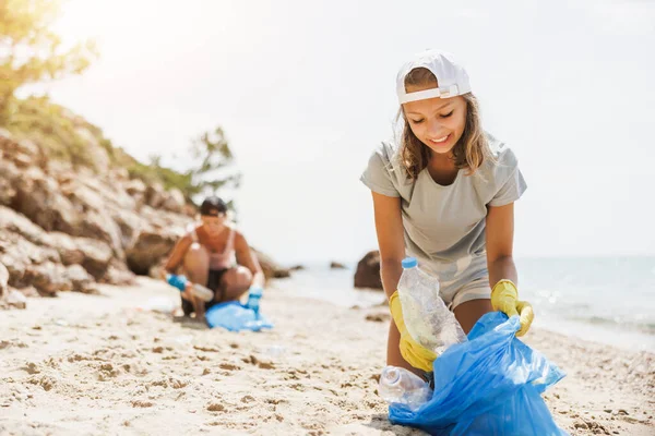 Teenager Volunteers Cleaning Sea Beach Collecting Garbage Plastic Bag — Stock Photo, Image
