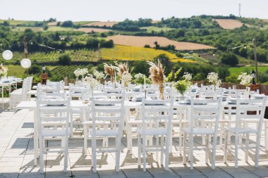 Boho stili düğün süsü bağın yanında arka bahçede..