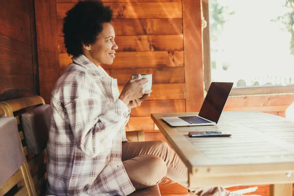 Fekete Iszik Reggeli Tea Laptop Használata Miközben Nyaralás Időt Egy — Stock Fotó