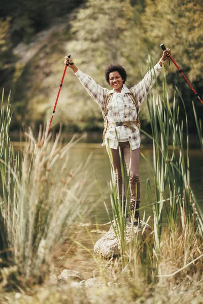 Mature Black Woman Arms Outstretched Enjoying Mountain Lake Relaxing Hiking — Stock Photo, Image
