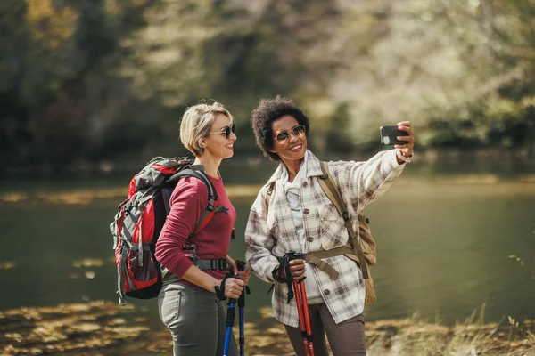 Dos Amigas Raza Mixta Tomando Selfies Junto Lago Durante Una — Foto de Stock