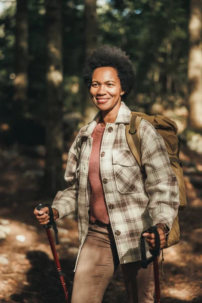 Mature Black Woman Backpack Trekking Poles Hiking Alone Mountains — Stock Photo, Image